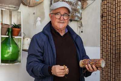 Dai bracciali con i noccioli delle olive ai presepi in legno: � l'arte "made in Bitetto" di Mino